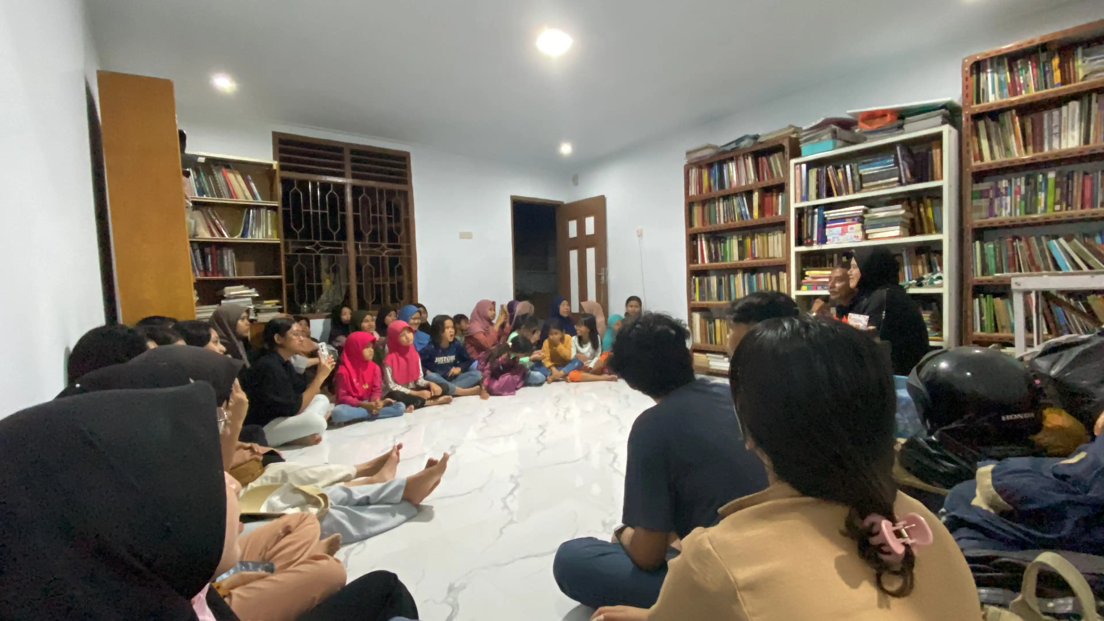 Foto aksi yang berjalan paralel 1